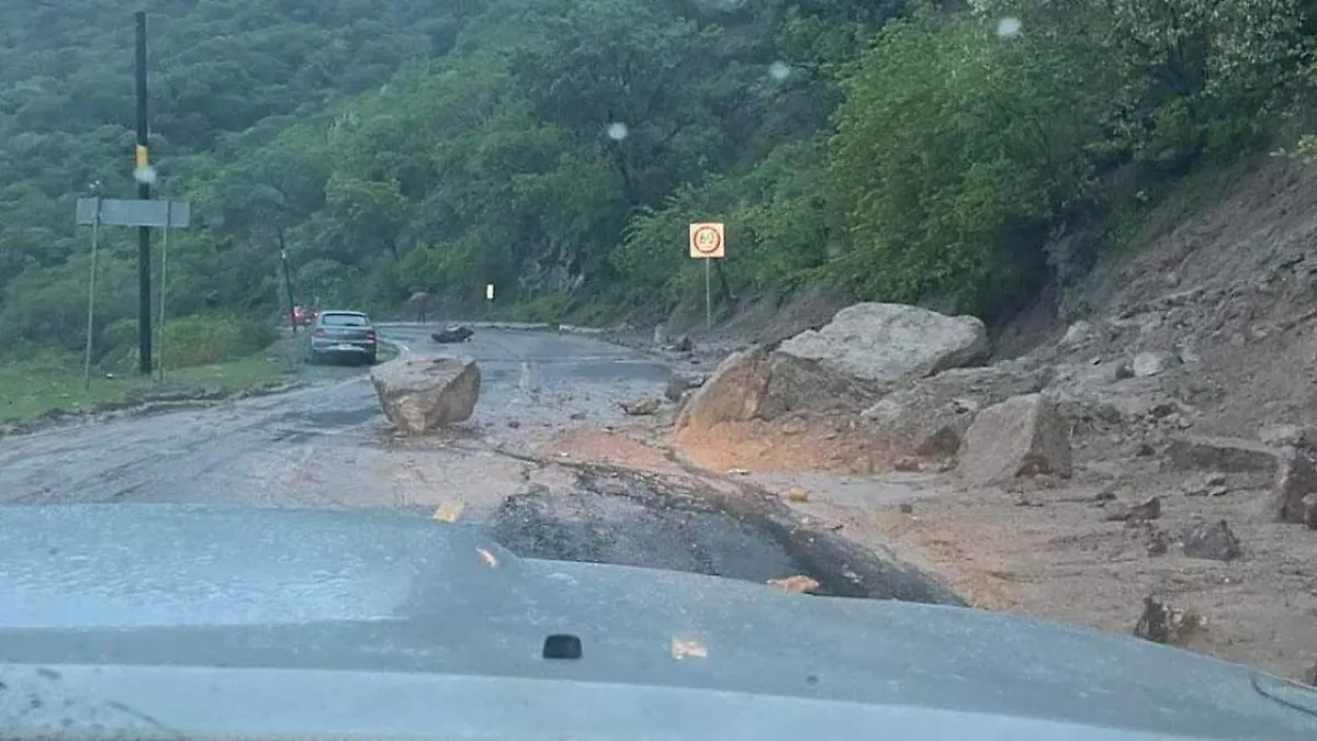 Automovilistas alertan de la caída de tierra y piedras sobre la carretera federal 190 México-Oaxaca